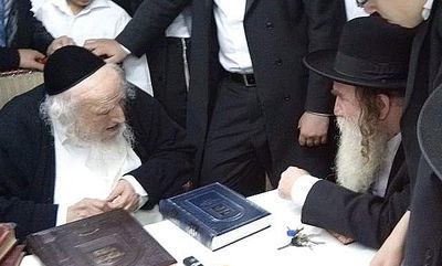 תיעוד: הגר"מ גרוס בביקור בסוכת הגר"ש אוירבך