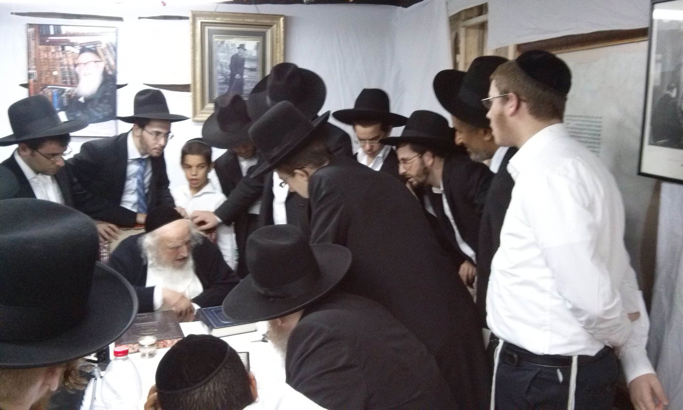 תיעוד: הגר"מ גרוס בביקור בסוכת הגר"ש אוירבך