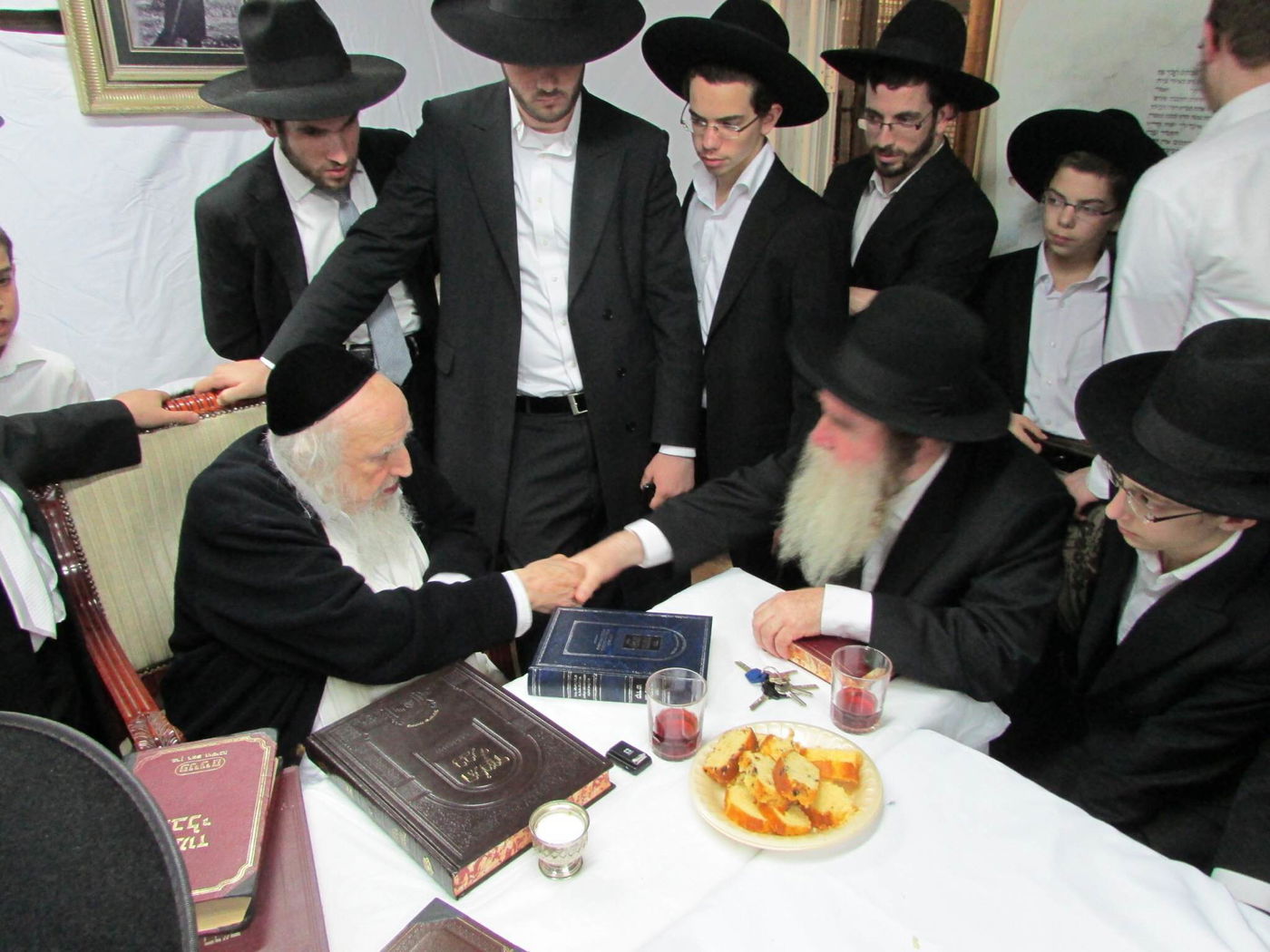 תיעוד: הגר"מ גרוס בביקור בסוכת הגר"ש אוירבך