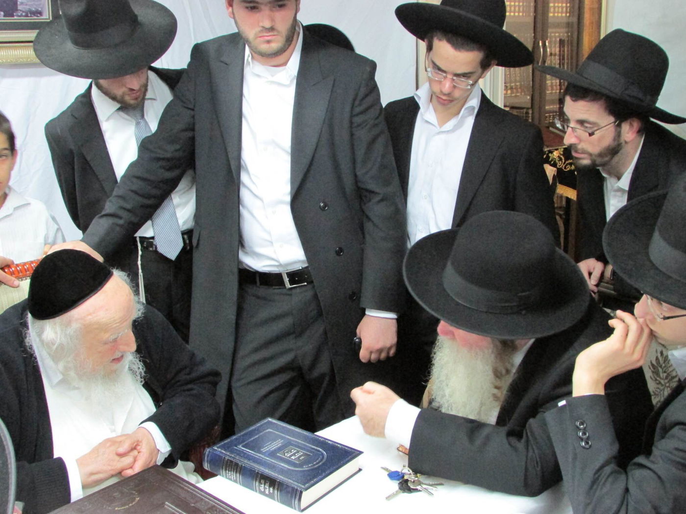 תיעוד: הגר"מ גרוס בביקור בסוכת הגר"ש אוירבך