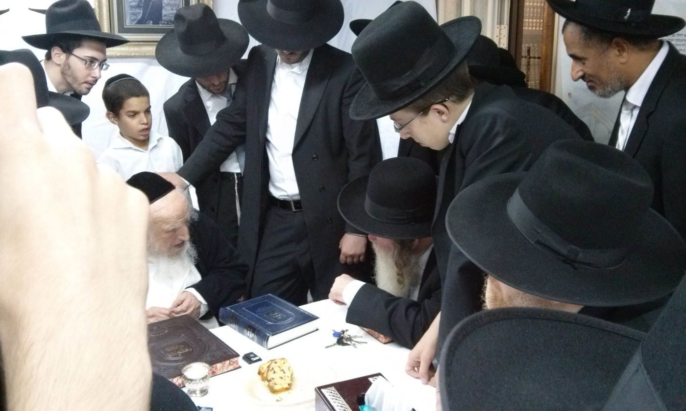 תיעוד: הגר"מ גרוס בביקור בסוכת הגר"ש אוירבך