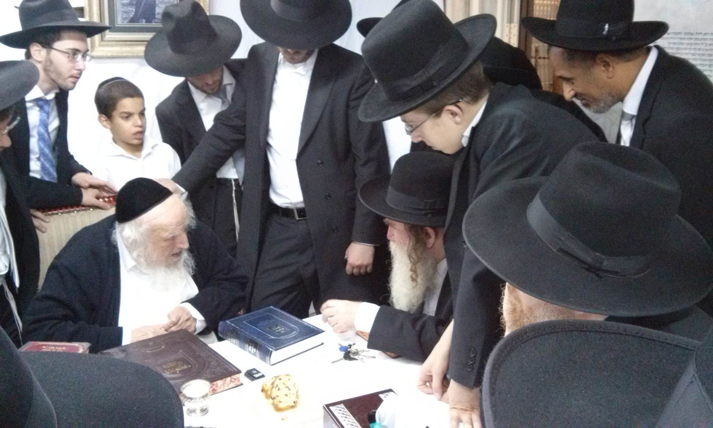 תיעוד: הגר"מ גרוס בביקור בסוכת הגר"ש אוירבך