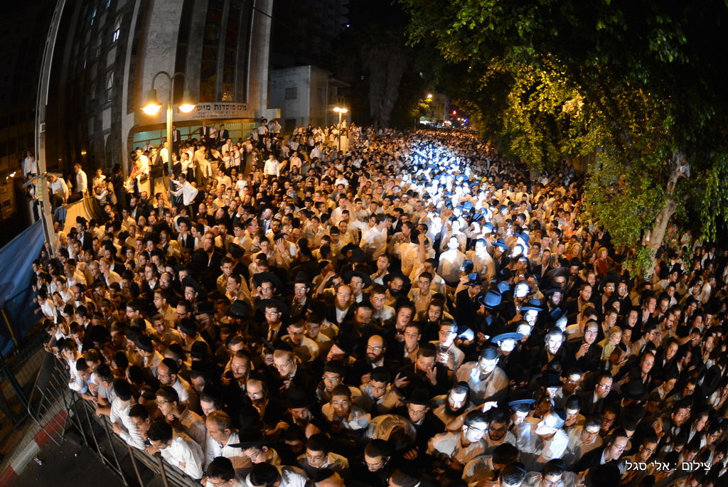 עשרות אלפים בשמחת בית השואבה של חסידות מישקולץ בפתח תקוה • תיעוד