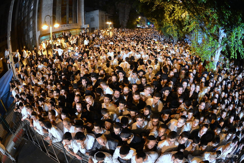 עשרות אלפים בשמחת בית השואבה של חסידות מישקולץ בפתח תקוה • תיעוד