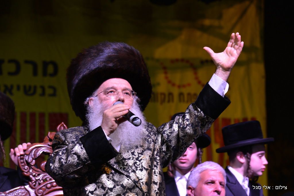 עשרות אלפים בשמחת בית השואבה של חסידות מישקולץ בפתח תקוה • תיעוד