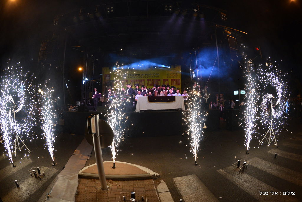 עשרות אלפים בשמחת בית השואבה של חסידות מישקולץ בפתח תקוה • תיעוד