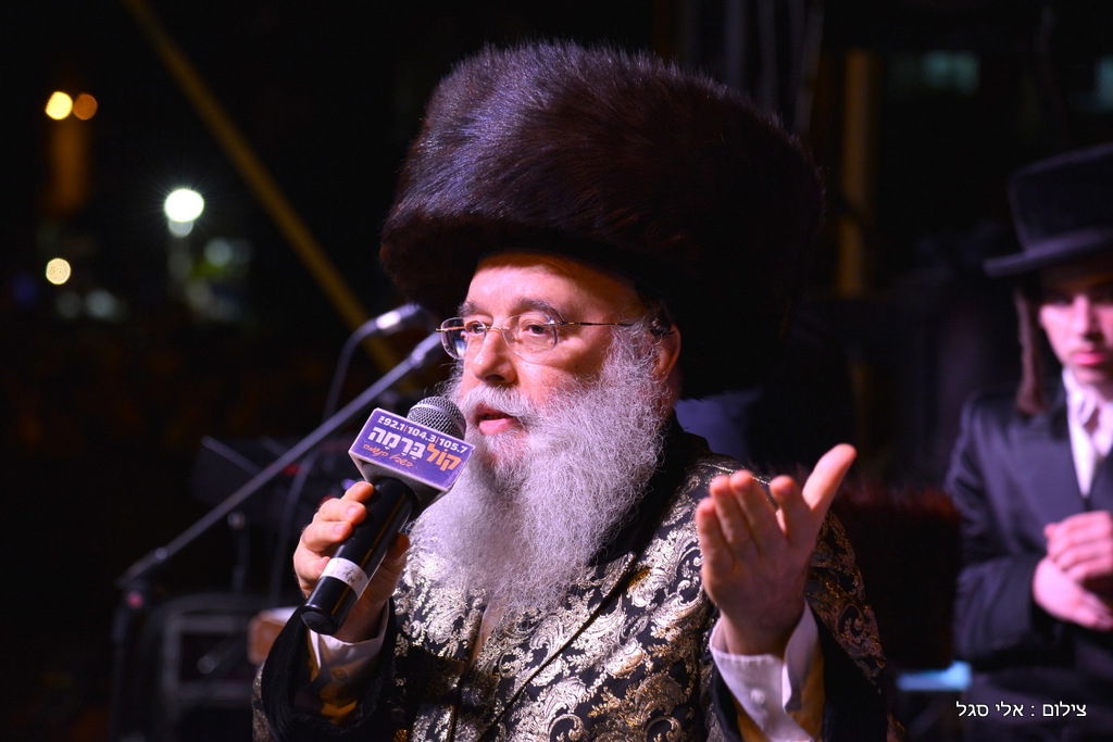 עשרות אלפים בשמחת בית השואבה של חסידות מישקולץ בפתח תקוה • תיעוד