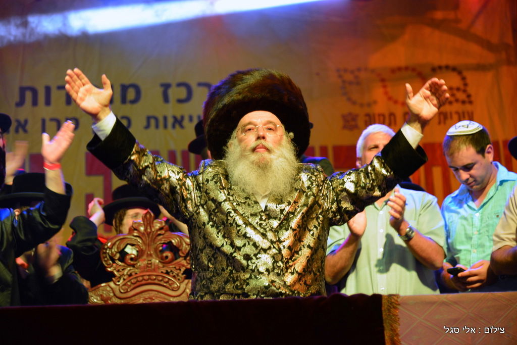 עשרות אלפים בשמחת בית השואבה של חסידות מישקולץ בפתח תקוה • תיעוד