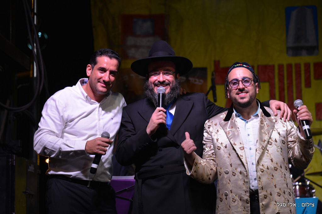 עשרות אלפים בשמחת בית השואבה של חסידות מישקולץ בפתח תקוה • תיעוד