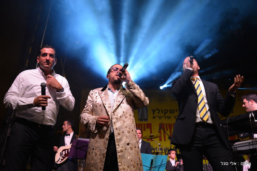 עשרות אלפים בשמחת בית השואבה של חסידות מישקולץ בפתח תקוה • תיעוד