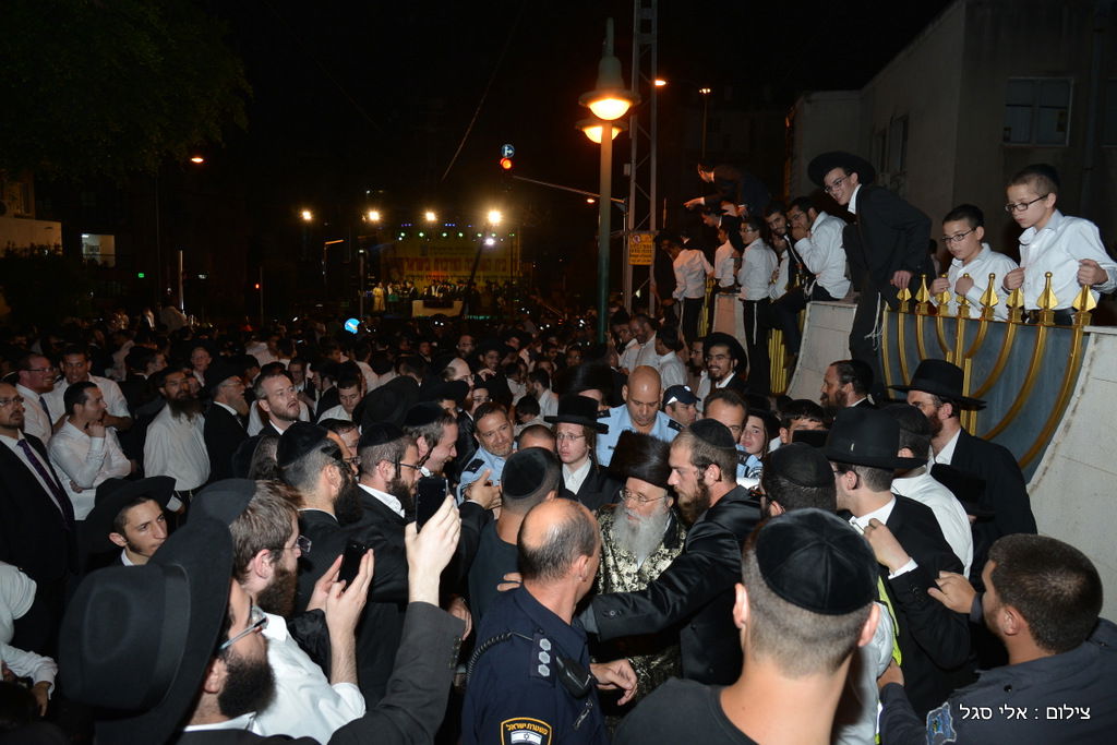 עשרות אלפים בשמחת בית השואבה של חסידות מישקולץ בפתח תקוה • תיעוד