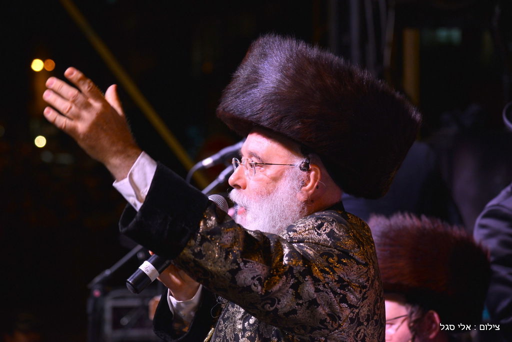 עשרות אלפים בשמחת בית השואבה של חסידות מישקולץ בפתח תקוה • תיעוד