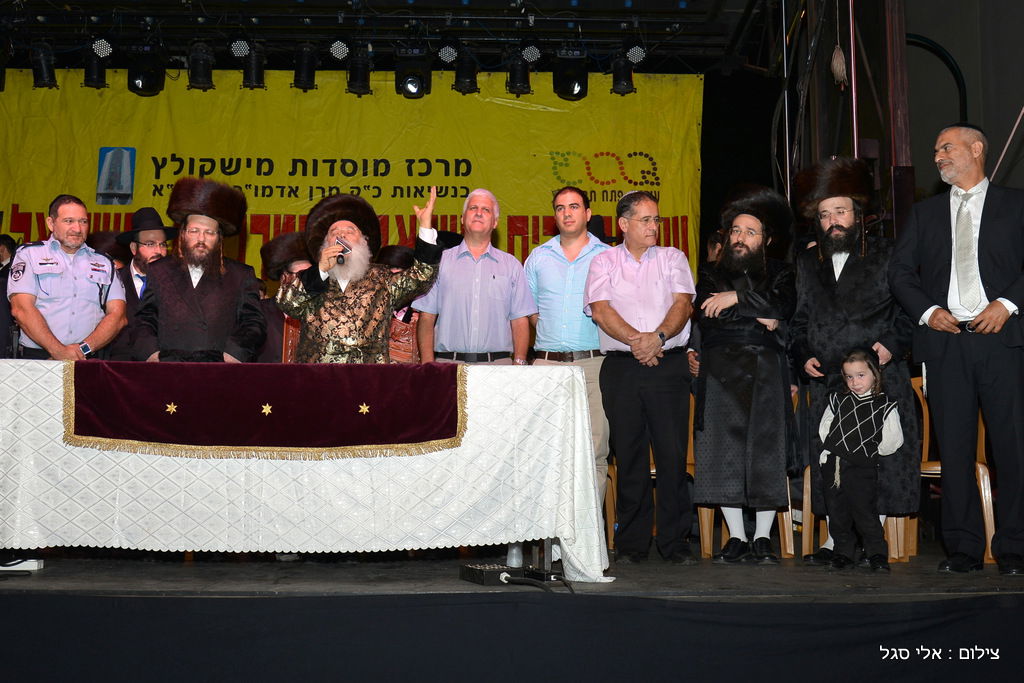 עשרות אלפים בשמחת בית השואבה של חסידות מישקולץ בפתח תקוה • תיעוד