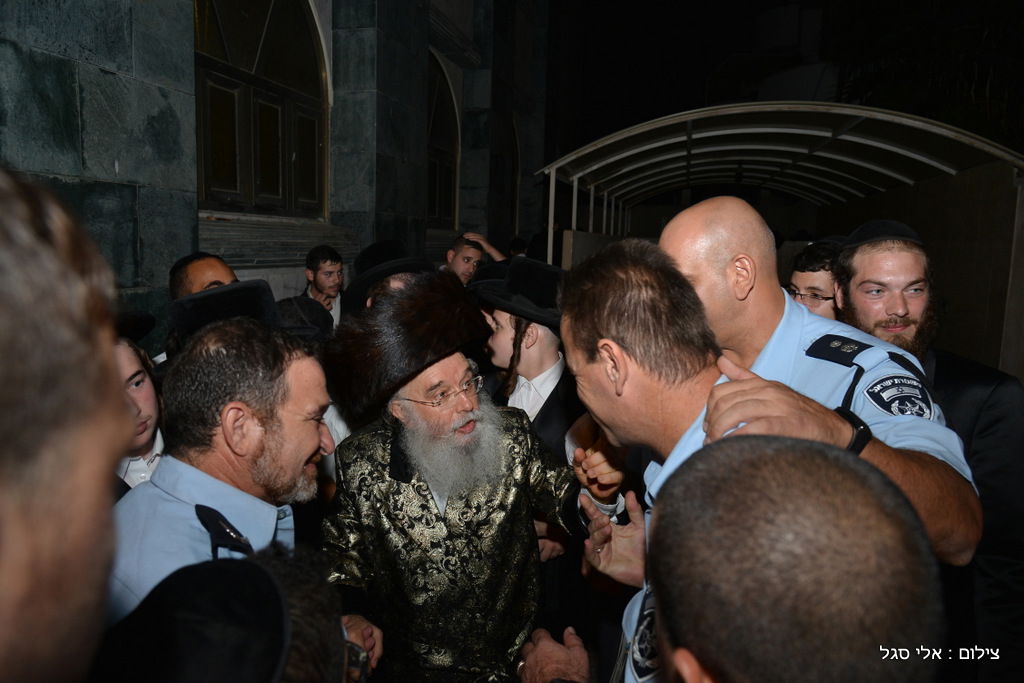 עשרות אלפים בשמחת בית השואבה של חסידות מישקולץ בפתח תקוה • תיעוד