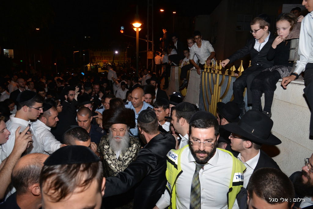 עשרות אלפים בשמחת בית השואבה של חסידות מישקולץ בפתח תקוה • תיעוד