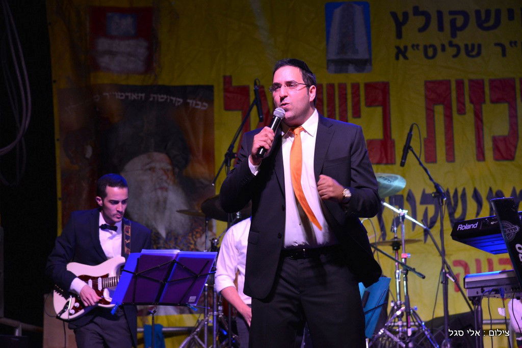 עשרות אלפים בשמחת בית השואבה של חסידות מישקולץ בפתח תקוה • תיעוד