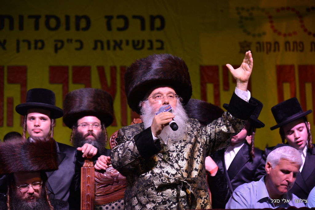 עשרות אלפים בשמחת בית השואבה של חסידות מישקולץ בפתח תקוה • תיעוד