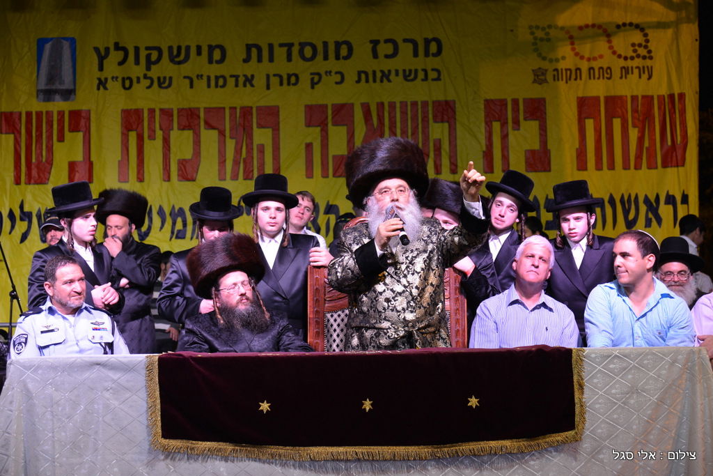 עשרות אלפים בשמחת בית השואבה של חסידות מישקולץ בפתח תקוה • תיעוד
