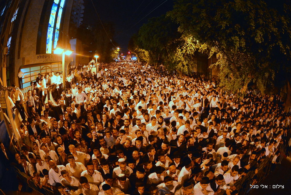עשרות אלפים בשמחת בית השואבה של חסידות מישקולץ בפתח תקוה • תיעוד
