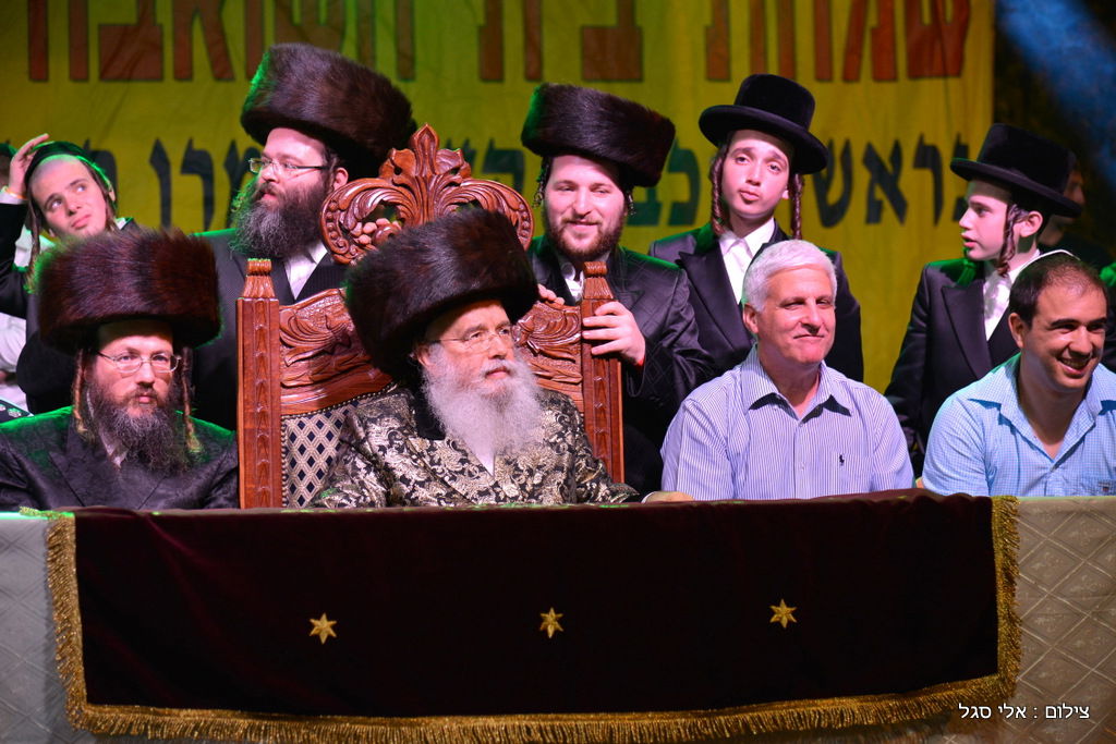 עשרות אלפים בשמחת בית השואבה של חסידות מישקולץ בפתח תקוה • תיעוד