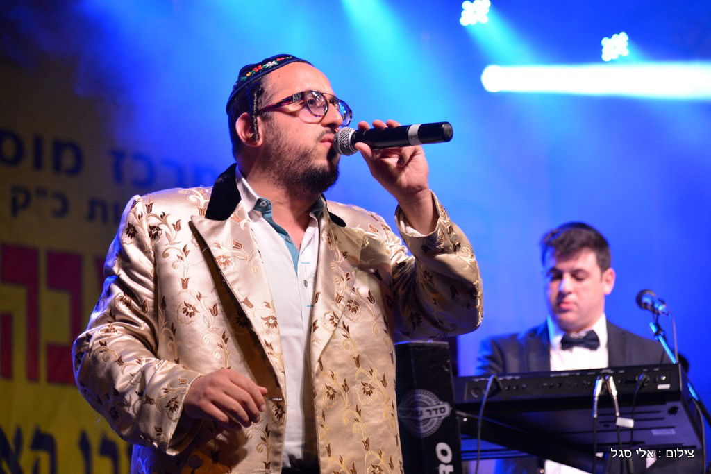 עשרות אלפים בשמחת בית השואבה של חסידות מישקולץ בפתח תקוה • תיעוד