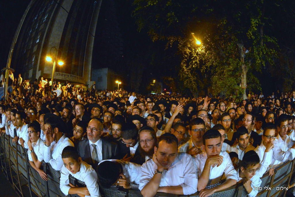 עשרות אלפים בשמחת בית השואבה של חסידות מישקולץ בפתח תקוה • תיעוד