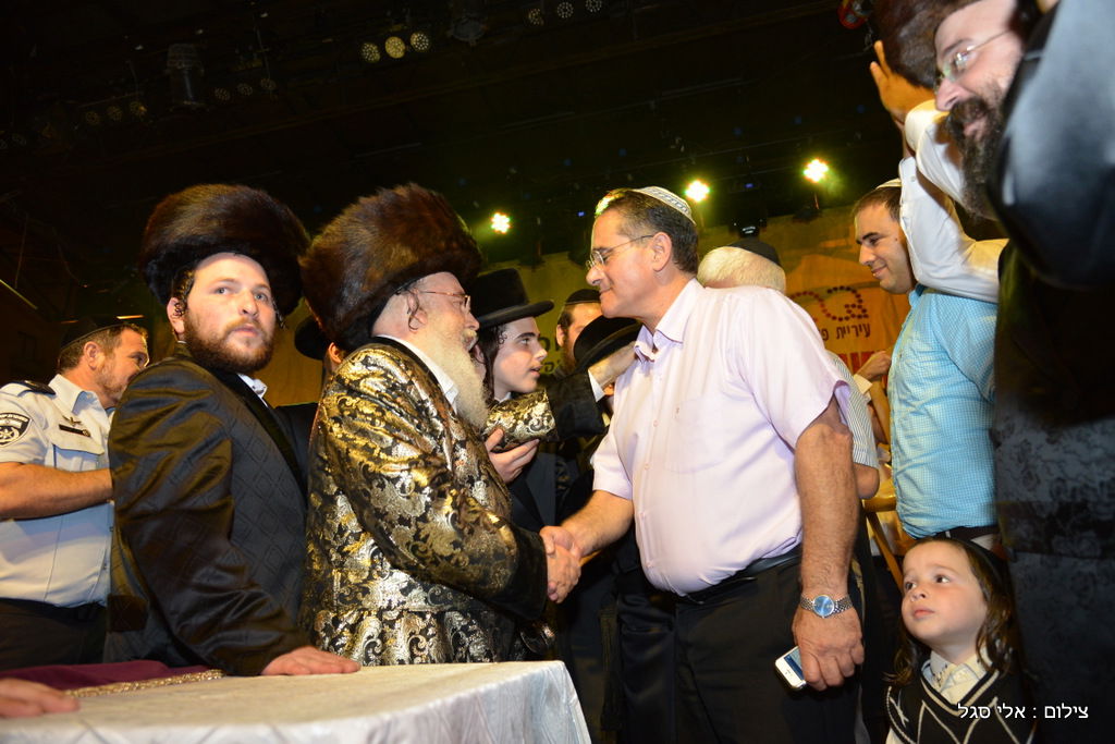 עשרות אלפים בשמחת בית השואבה של חסידות מישקולץ בפתח תקוה • תיעוד