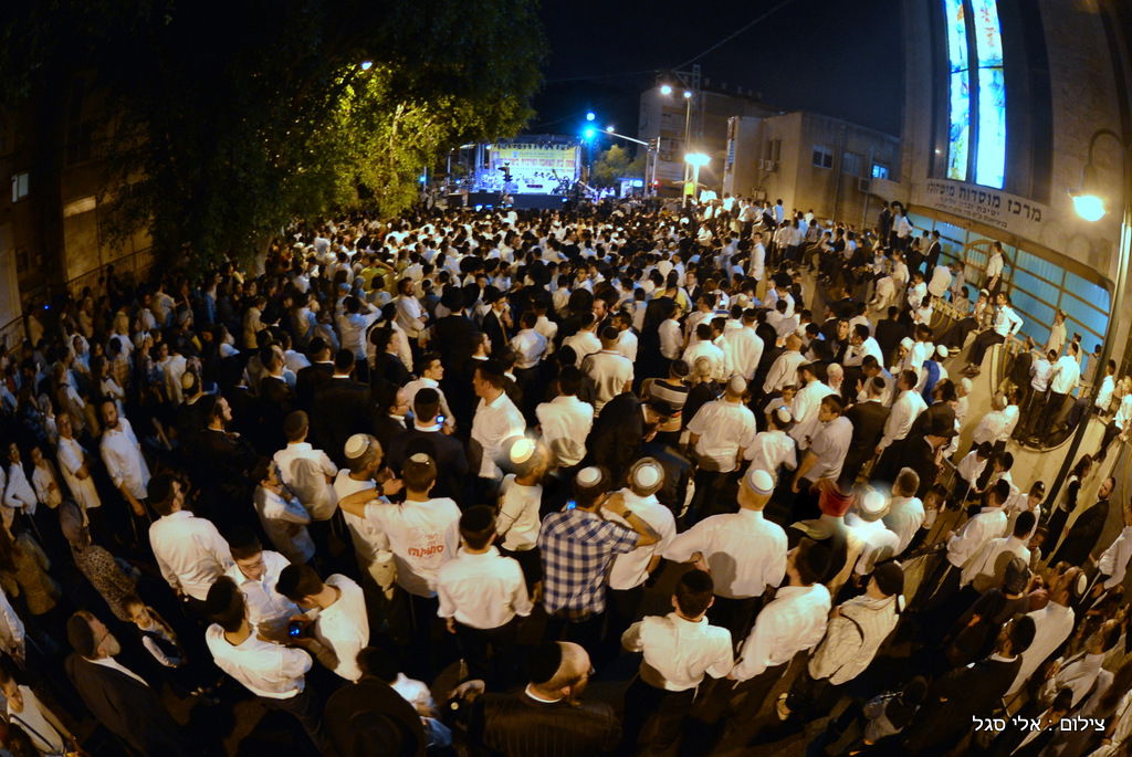עשרות אלפים בשמחת בית השואבה של חסידות מישקולץ בפתח תקוה • תיעוד