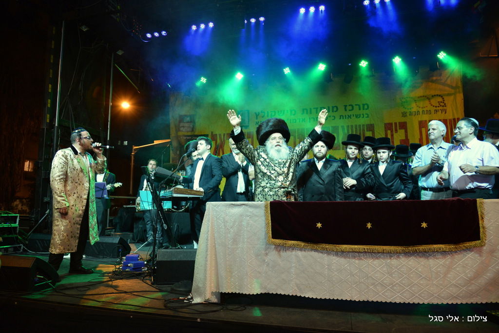 עשרות אלפים בשמחת בית השואבה של חסידות מישקולץ בפתח תקוה • תיעוד