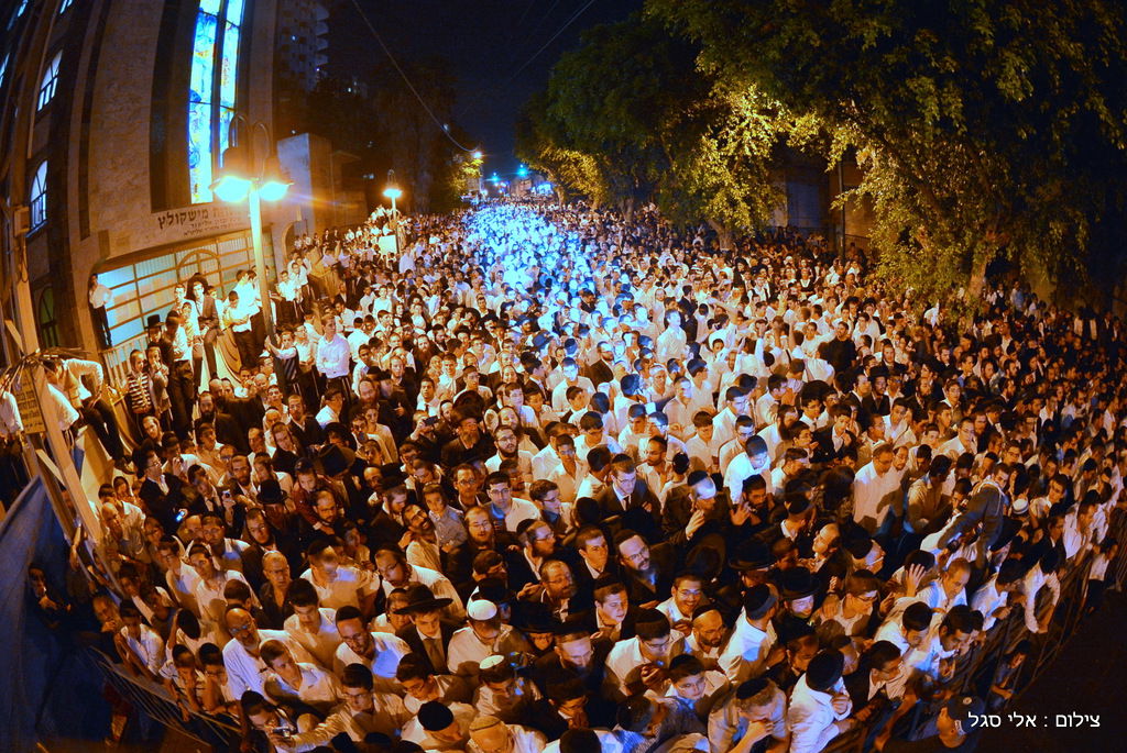 עשרות אלפים בשמחת בית השואבה של חסידות מישקולץ בפתח תקוה • תיעוד