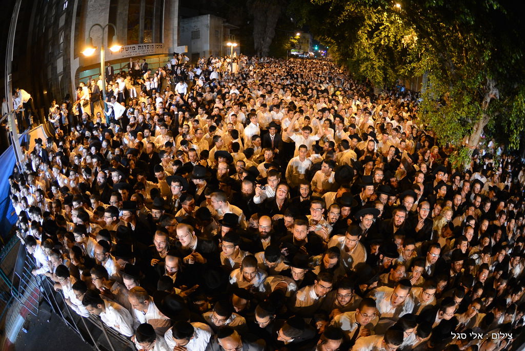עשרות אלפים בשמחת בית השואבה של חסידות מישקולץ בפתח תקוה • תיעוד