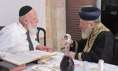 הראשל"צ הרב יצחק יוסף בסוכתו של נשיא מועצת החכמים הגר"ש כהן