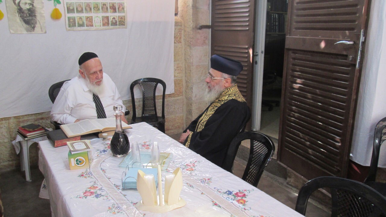 הקבלת פני רבו: הראשל"צ הגר"י יוסף עלה לסוכתו של הגר"ש כהן