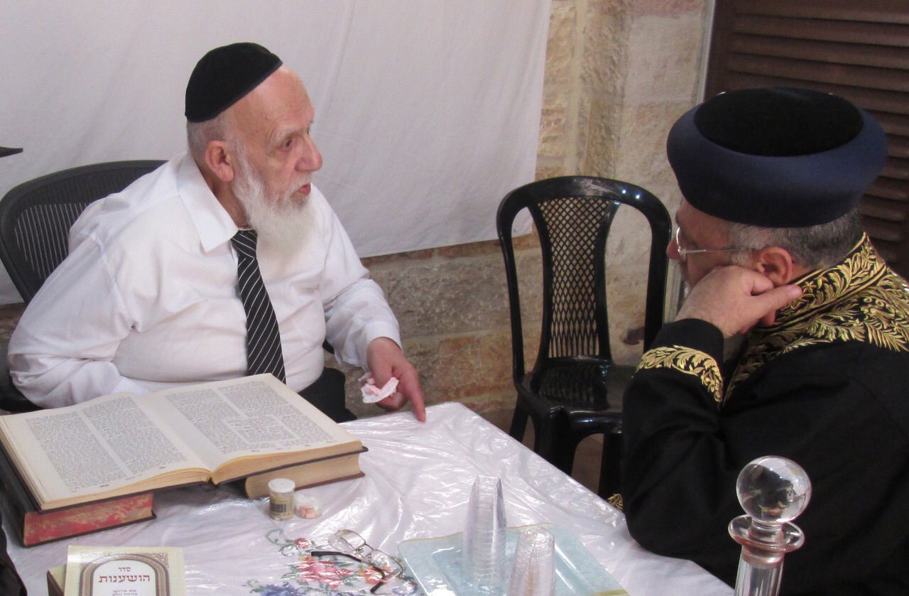 הקבלת פני רבו: הראשל"צ הגר"י יוסף עלה לסוכתו של הגר"ש כהן