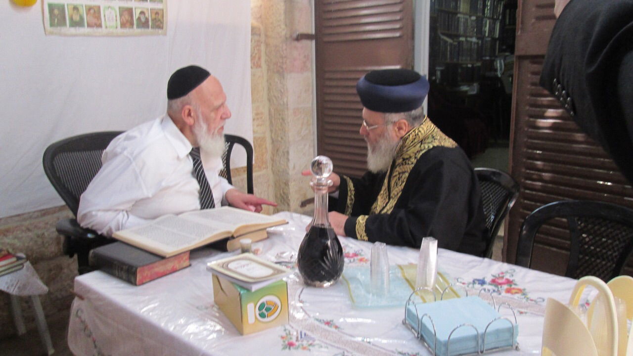 הקבלת פני רבו: הראשל"צ הגר"י יוסף עלה לסוכתו של הגר"ש כהן