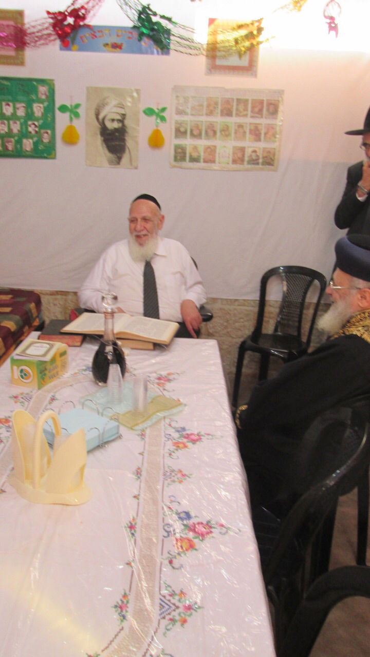 הקבלת פני רבו: הראשל"צ הגר"י יוסף עלה לסוכתו של הגר"ש כהן