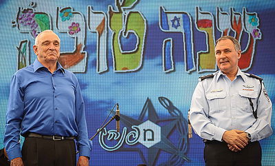 השר יצחק עם אהרונוביץ עם המפכ"ל יוחנן דנינו