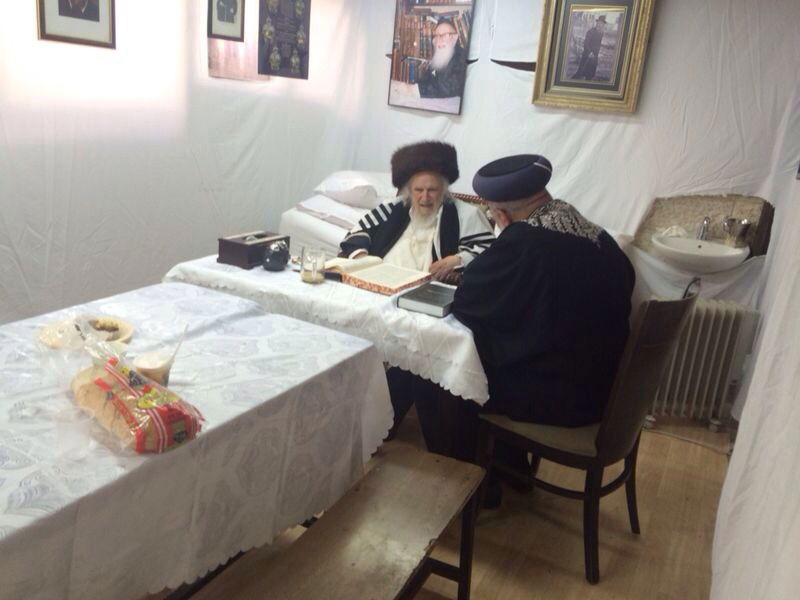 תמיכה או ביקור? הגר"ש עמאר בסוכת הגר"ש אוירבך