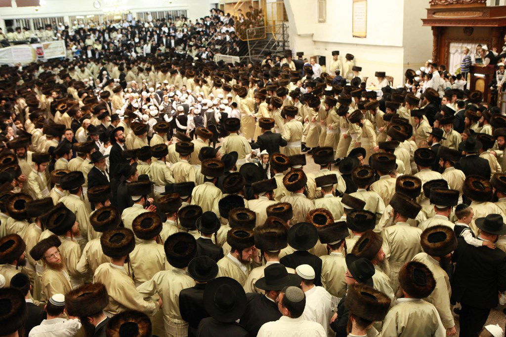 שמחת בית השואבה בתולדות אהרן: האדמו"ר בצד, הילדים במרכז