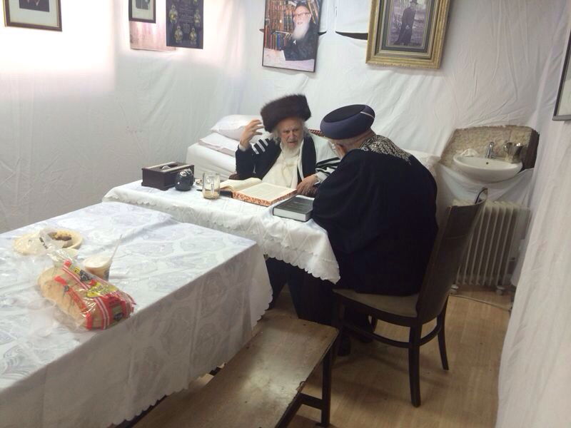 תמיכה או ביקור? הגר"ש עמאר בסוכת הגר"ש אוירבך