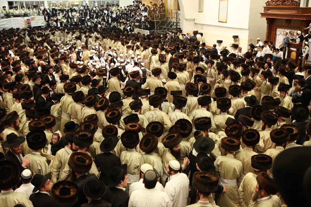 שמחת בית השואבה בתולדות אהרן: האדמו"ר בצד, הילדים במרכז