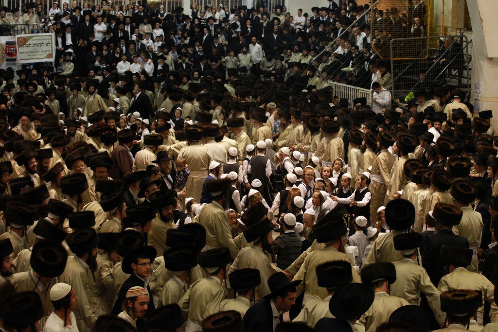 שמחת בית השואבה בתולדות אהרן: האדמו"ר בצד, הילדים במרכז