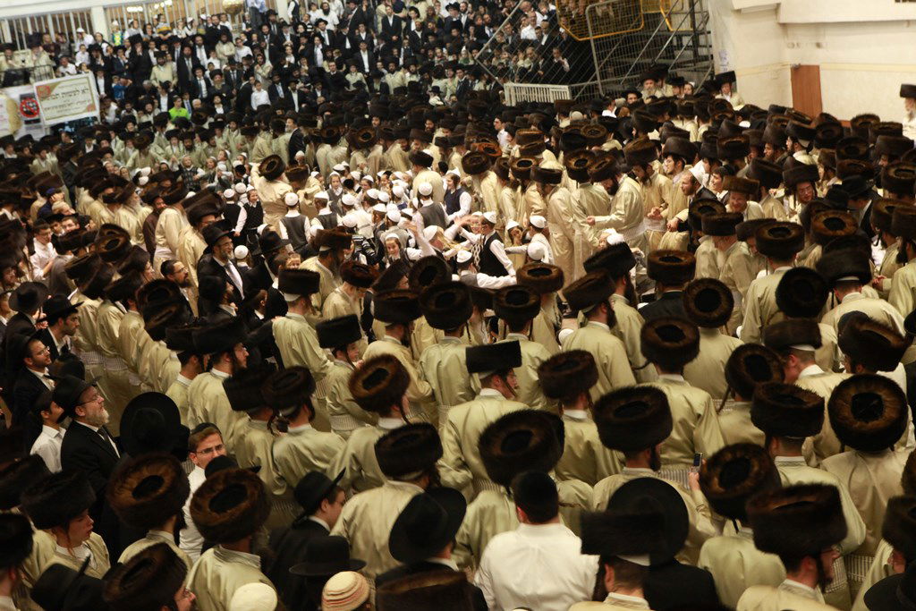 שמחת בית השואבה בתולדות אהרן: האדמו"ר בצד, הילדים במרכז