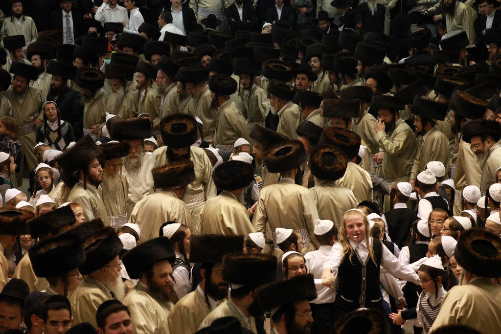 שמחת בית השואבה בתולדות אהרן: האדמו"ר בצד, הילדים במרכז