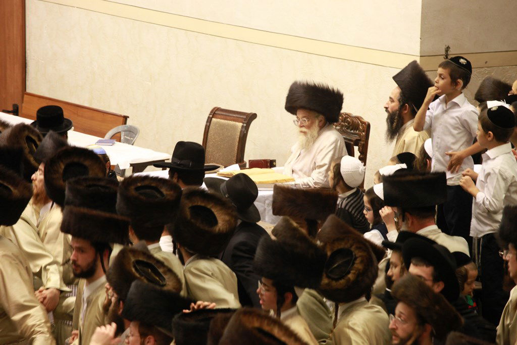 שמחת בית השואבה בתולדות אהרן: האדמו"ר בצד, הילדים במרכז