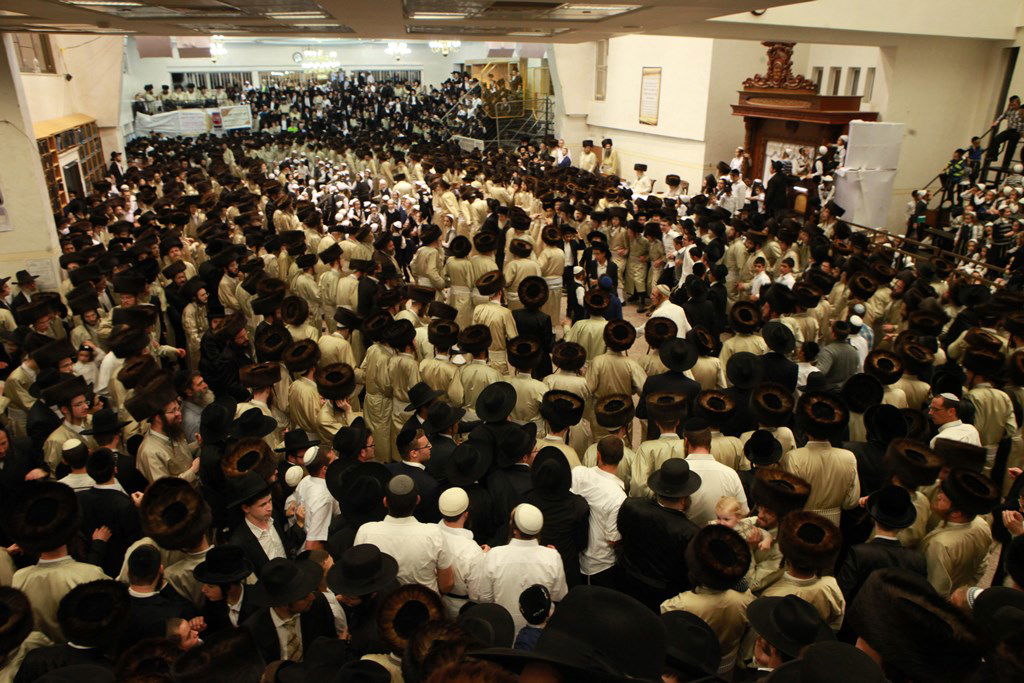 שמחת בית השואבה בתולדות אהרן: האדמו"ר בצד, הילדים במרכז