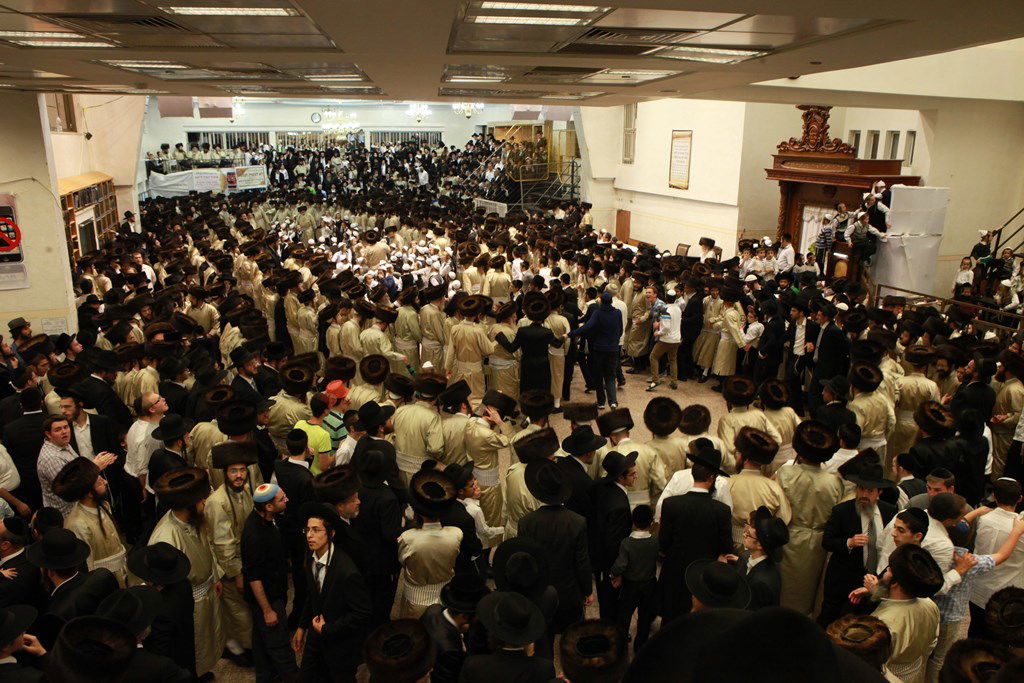 שמחת בית השואבה בתולדות אהרן: האדמו"ר בצד, הילדים במרכז