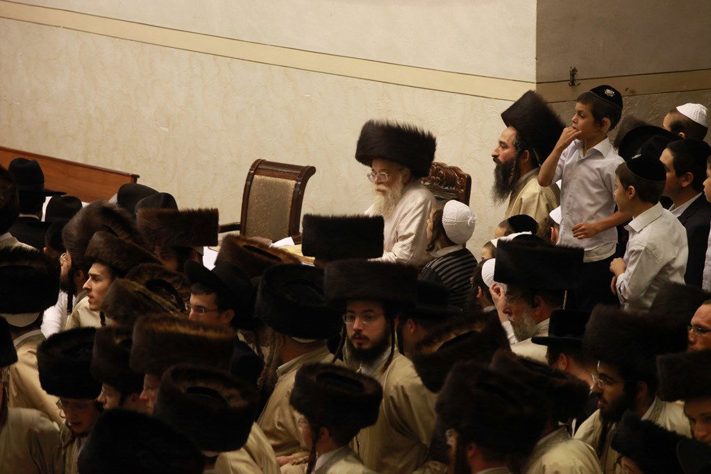 שמחת בית השואבה בתולדות אהרן: האדמו"ר בצד, הילדים במרכז