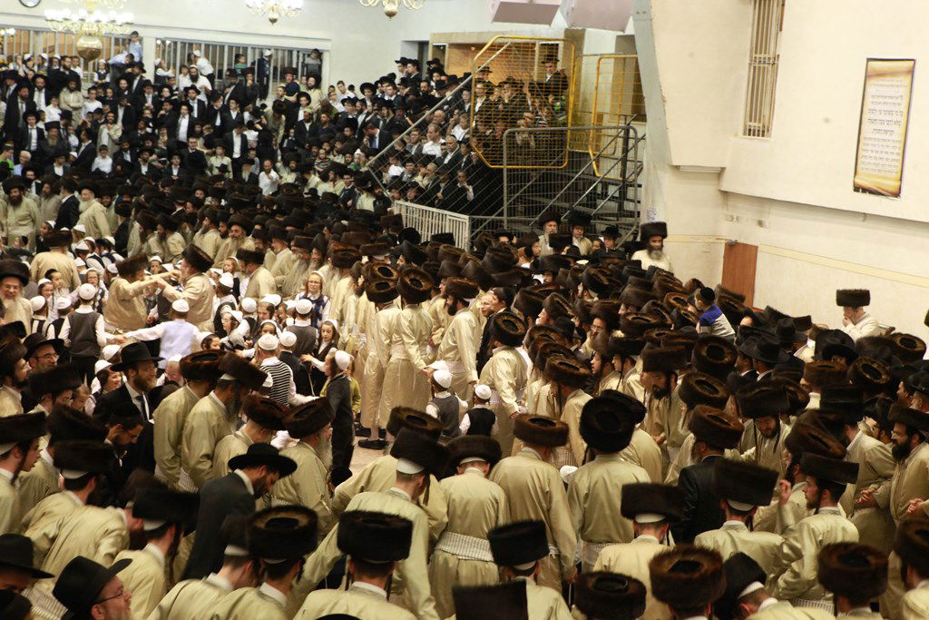 שמחת בית השואבה בתולדות אהרן: האדמו"ר בצד, הילדים במרכז