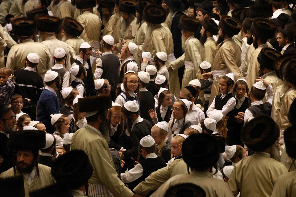 שמחת בית השואבה בתולדות אהרן: האדמו"ר בצד, הילדים במרכז